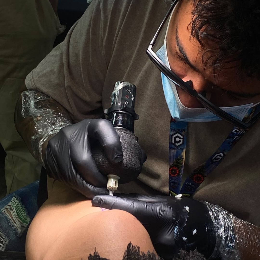 Tugo Ink trabajando en el estudio